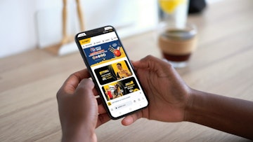 Satbet on mobile in the hands of a woman